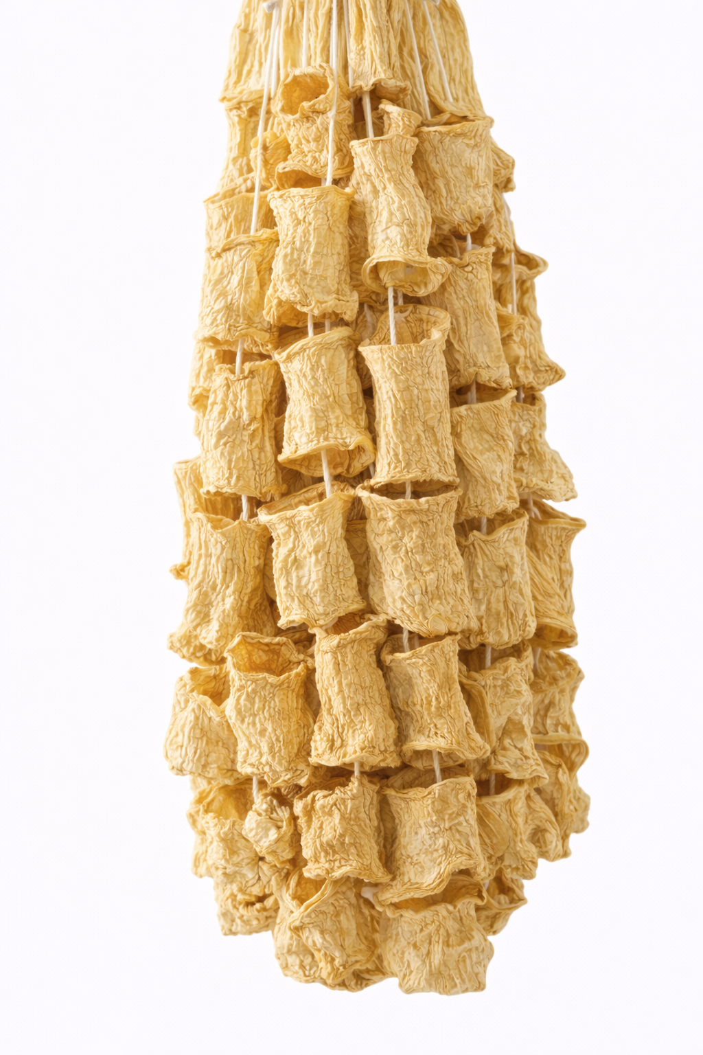 Dolmalık Kabak Kurusu, özenle seçilmiş taze kabakların içi temizlenerek doğal yöntemlerle kurutulmasıyla hazırlanır. Geleneksel kurutma süreci sayesinde besin değeri ve doğal aroması korunur. Saklama Koşulları Serin ve kuru ortamda muhafaza ediniz. Nemden ve direkt güneş ışığından koruyunuz. Bez torba veya delikli ambalajlar tercih edilmelidir. Küflenmeye karşı düzenli kontrol ediniz.